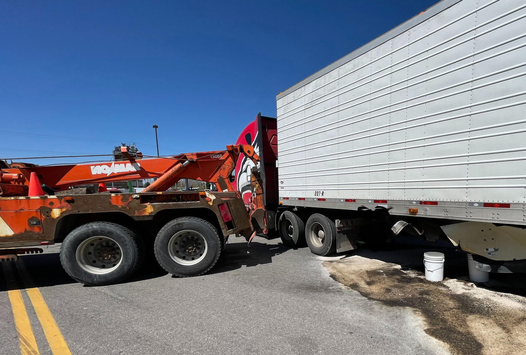 Truck loses trailer